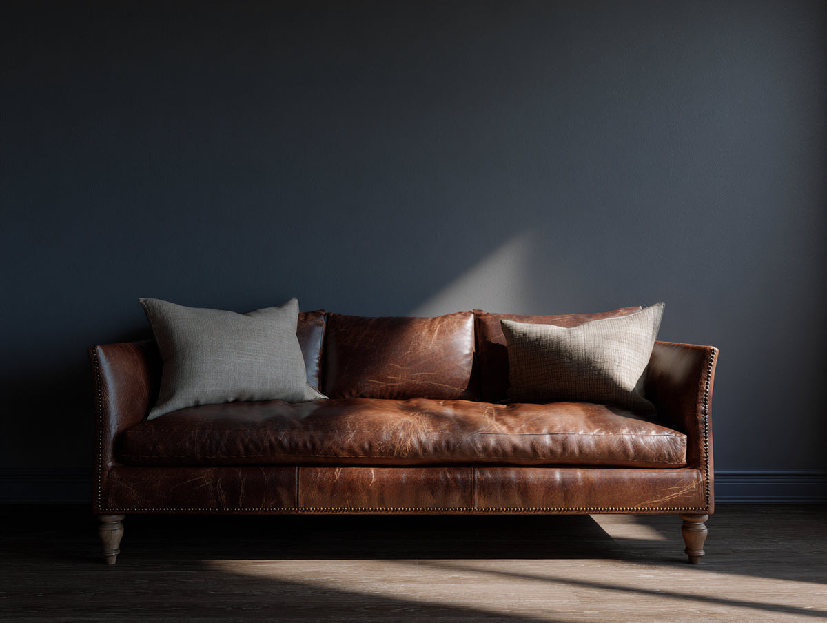 Divano 3 posti 220×92×84 cm - pelle marrone anticato - borchie e gambe tornite per soggiorno
