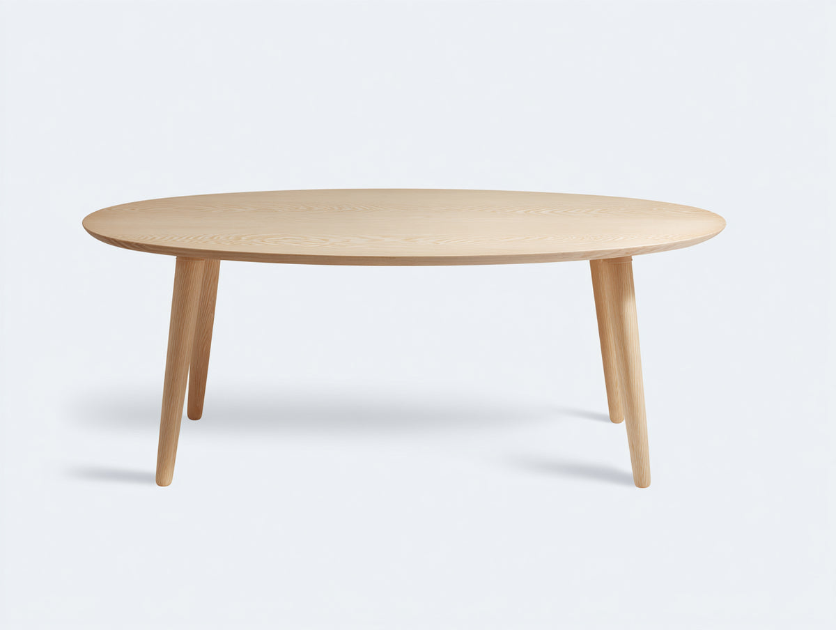 Tavolino Da Caffè in legno di frassino 110×65×42 cm - legno chiaro - bordo smussato e gambe inclinate per Soggiorno
